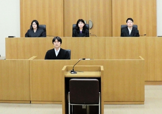 著名人をかたり投資を呼びかけるＳＮＳの偽広告を巡る訴訟で開かれた第１回口頭弁論＝２７日午後、神戸市中央区橘通２（代表撮影）