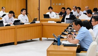 兵庫県の元西播磨県民局長が作成した文書について調べる百条委員会の第２回会合で、証人尋問の手続きなどが話し合われた＝県庁
