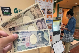約２０年にわたり流通した３種類の紙幣。デザインの刷新を受け、券売機を導入する飲食店などは対応に追われる＝神戸市中央区三宮町１、グリル金プラ　三宮センタープラザ店