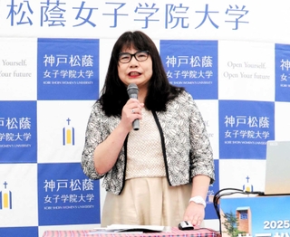 会見で共学化の狙いなどを話す神戸松蔭女子学院大の徳山孝子学長。ムーミンとのコラボなども説明した＝神戸市灘区篠原伯母野山町１