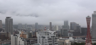 六甲山にかかった低い雲が雲海のように広がった＝２８日午前、神戸市中央区から望む