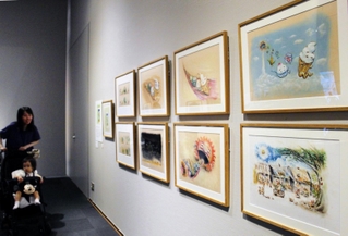 原画からは体の動きやリズム感が伝わる「かがくいひろし展」＝神戸ファッション美術館