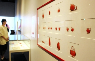 原画からは動きやリズム感が伝わる「かがくいひろし展」＝神戸ファッション美術館