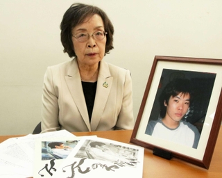 長男和哉さんの過労死を受けて、防止法成立に奔走した西垣迪世さん＝神戸市中央区