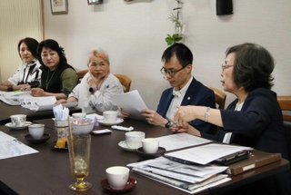 遺族らでつくる「兵庫過労死を考える家族の会」。情報共有や啓発などの取り組みを続けている＝神戸市中央区