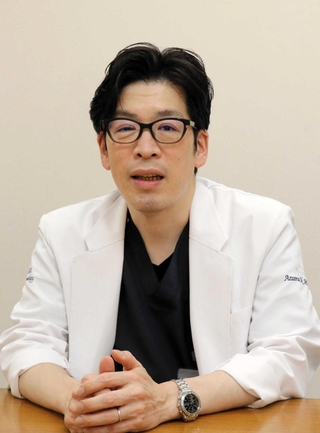 「発症メカニズムは少しずつ解明されており、効果的な治療薬は間違いなく増えていく」と語る東直人医師＝西宮市武庫川町、兵庫医科大病院