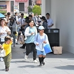 オープンし、笑顔で入場する人たち＝１日午前、神戸市須磨区若宮町１、神戸須磨シーワールド（撮影・斎藤雅志）