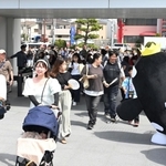 オープンし、笑顔で入場する人たち＝１日午前、神戸市須磨区若宮町１、神戸須磨シーワールド（撮影・斎藤雅志）