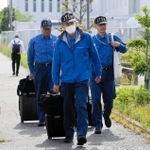 ヒラタ学園航空事業本部に入る運輸安全委員会の航空事故調査官＝１日午前、神戸市中央区