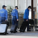 ヒラタ学園航空事業本部に入る運輸安全委員会の航空事故調査官＝１日午前、神戸市中央区