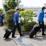 ヒラタ学園航空事業本部に入る運輸安全委員会の航空事故調査官ら＝１日午前、神戸市中央区