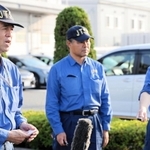 報道陣の取材に応じる国土交通省運輸安全委員会の航空事故調査官＝１日午後、神戸市中央区