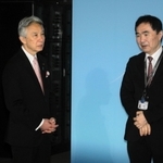 スーパーコンピューター「富岳」を視察する盛山正仁文部科学相（左）＝２日午後、神戸市中央区港島南町７
