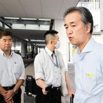 ２日間の現地調査を終え、取材に応じる運輸安全委員会の航空事故調査官＝２日午後、神戸市中央区、神戸空港