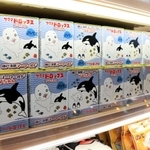 ミュージアムショップ「ブルーフラッグ」で販売されている限定のサクマドロップス＝神戸市須磨区若宮町１、神戸須磨シーワールド
