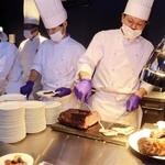 「ブルーオーシャン」のメニューを作る料理人たち＝神戸市須磨区若宮町１、神戸須磨シーワールド