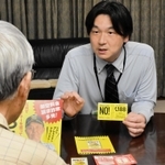 高齢者宅で特殊詐欺への注意を呼びかける地域包括支援センターの職員＝神戸市灘区