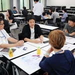 兵庫県立大の無償化をテーマに、社会人と意見を交わす生徒たち＝神戸市東灘区