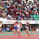 週末となったパラ陸上世界選手権の大会第２日、スタンドから声援を送る大勢の観客＝５月１８日、神戸市須磨区、ユニバー記念競技場
