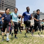 ブレーク・リーパー選手とともにスポーツ用義足でランニングする参加者ら＝みなとのもり公園