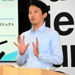 兵庫県の元西播磨県民局長が作成した文書問題について、定例会見で記者の質問に応じる斎藤元彦知事＝５日午後、兵庫県庁