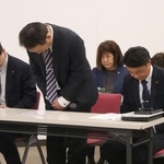 病床機能検討部会で謝罪する神戸徳洲会病院の幹部ら＝６日夜、神戸市中央区八幡通４の三宮研修センター