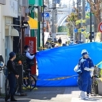 店内で男性が血を流して倒れていたラーメン店の周辺を調べる警察官＝２０２３年４月２２日、神戸市長田区東尻池町９