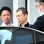 車に乗り込む金沢成樹こと金成行容疑者（左から２人目）＝神戸市中央区神戸空港