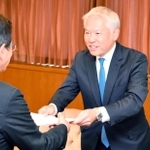 今西正男副市長（左）に報告書を手渡す中内仁検証チーム長＝神戸市役所