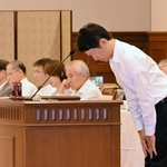 兵庫県議会本会議の代表質問で、元西播磨県民局長の文書の問題を巡る県政の混乱について謝罪する斎藤元彦知事＝県公館