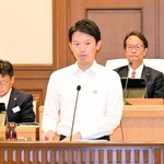 兵庫県議会本会議の代表質問で、元西播磨県民局長の文書を巡る問題について答弁する斎藤元彦知事＝県公館