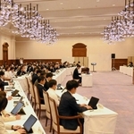 兵庫県議会本会議の代表質問で、元西播磨県民局長の文書を巡る問題について、斎藤元彦知事が答弁した＝県公館