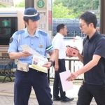 神戸電鉄岡場駅前で情報提供を呼びかける有馬署員＝神戸市北区藤原台中町１