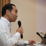 中学生が自殺した問題の調査結果について会見する第三者委員会の曽我智史委員長＝８日午後、相生市相生６、市文化会館なぎさホール（撮影・辰巳直之）