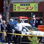 店内で男性が血を流して倒れていたラーメン店の周辺を調べる警察官＝２０２３年４月２２日、神戸市長田区東尻池町９