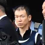 長田署へ移送される金成行容疑者（中央）＝神戸市中央区神戸空港