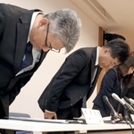 調査報告書で学校側の対応を批判され、謝罪する坂本浩宣教育長（左から２人目）ら＝８日午後、相生市相生６、市文化会館なぎさホール（撮影・辰巳直之）