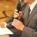亡くなった息子や学校への思いを語る両親＝８日午後、相生市相生６、市文化会館なぎさホール（撮影・辰巳直之）