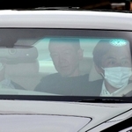 兵庫県警長田署から送検される金成行容疑者（中央）＝９日午前、神戸市長田区北町３