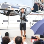 ミランダ号から桟橋に降り立った木村啓嗣さん＝９日午前、西宮市西宮浜４、新西宮ヨットハーバー（撮影・吉田敦史）