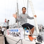 ミランダ号のへさきで手を振る木村啓嗣さん＝９日午前、西宮市西宮浜４、新西宮ヨットハーバー（撮影・吉田敦史）