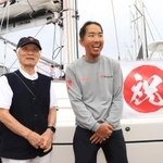 ミランダ号を背に堀江謙一さん（左）と取材に応じる木村啓嗣さん＝９日午前、西宮市西宮浜４、新西宮ヨットハーバー（撮影・吉田敦史）