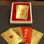 ふるさと納税の返礼品に加わる純金製のトランプ（三田市提供）