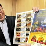 姫路で夜に飲食が楽しめる店を集めた冊子を作る観光コンベンションビューローの毛利裕也さん＝姫路市本町