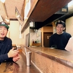 英語と日本語を交えてやりとりする長谷川穂積さん（左）とソムキット・シェントンさん（右）、店長で元プロボクサーの田中博人さん＝神戸市中央区中山手通１、クルアタイ（撮影・中西幸大）