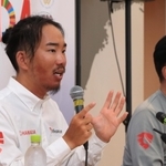 会見で２３１日間の航海を振り返る木村啓嗣さん（左）＝９日午後、西宮市西宮浜４、新西宮ヨットハーバー（撮影・吉田敦史）