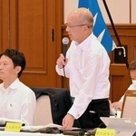 兵庫県議会本会議で、元西播磨県民局長の文書問題について答弁する片山安孝副知事（中央）と、席に座る斎藤元彦知事（左）＝10日午後、県公館