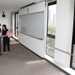 「応援ランナー枠」の出走者はスタートまでの時間を三宮研修センター内で過ごすことができる＝神戸市中央区八幡通４