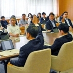百条委員会の設置を求める市民グループの請願について審査する兵庫県議会の議会運営委員会＝県庁