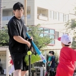 地元のスポーツクラブの子どもたちに野球を教える小松聖さん＝芦屋市川西町、シンコースポーツグラウンド